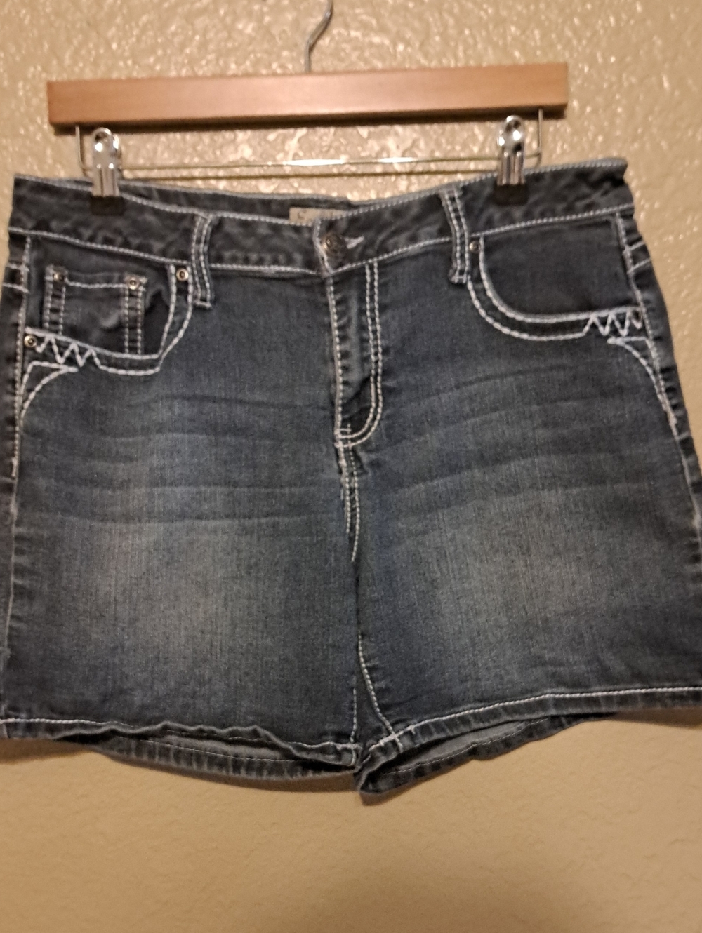 Earl Jeans dark blue denim shorts with light stitching. Size 14.